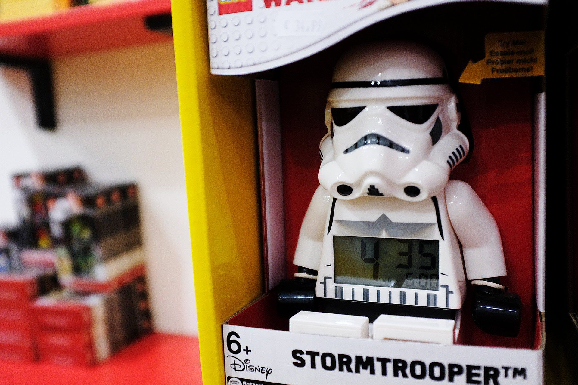 Una sveglia da stormtrooper è in una scatola gialla