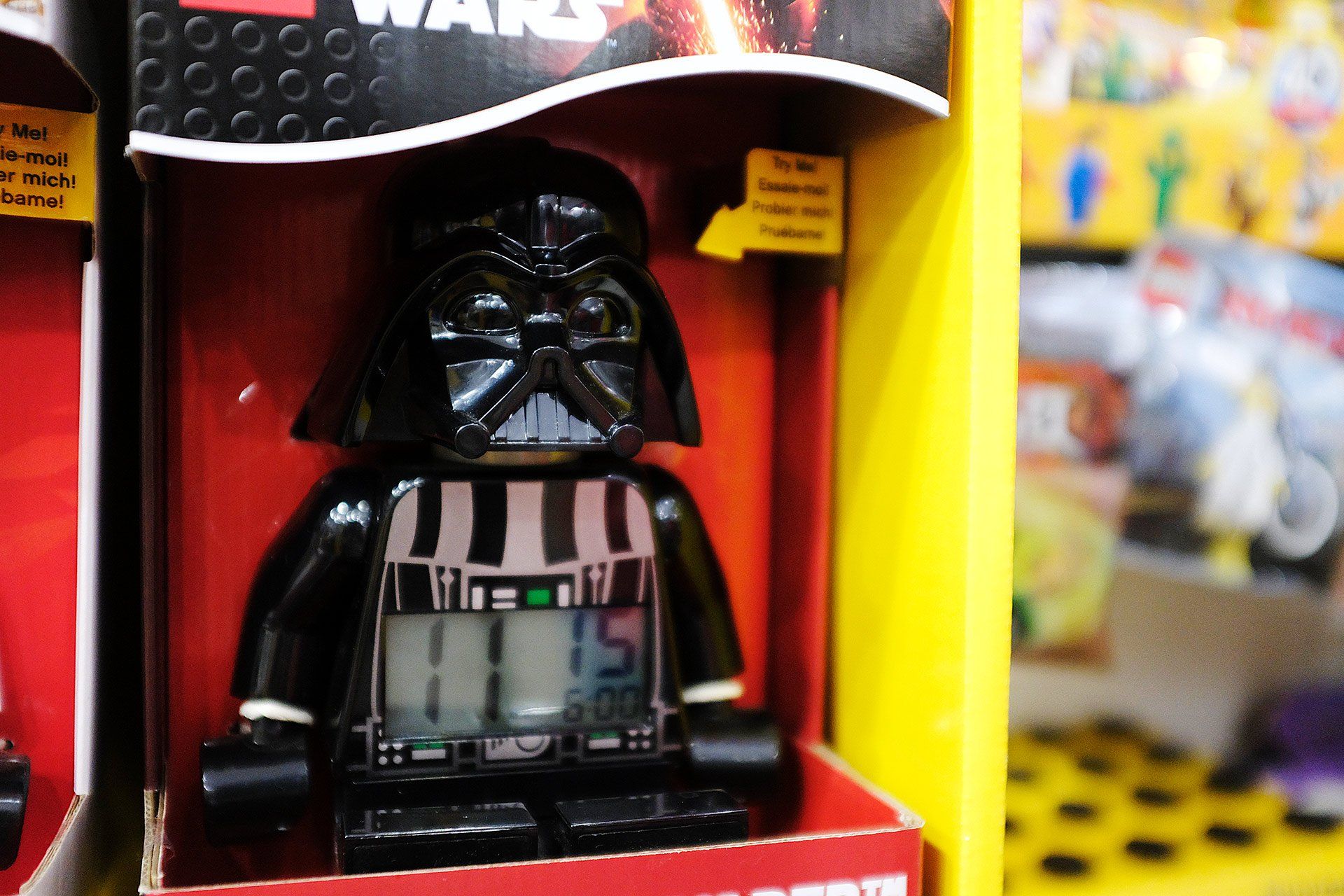 Una sveglia Lego Darth Vader in una scatola gialla