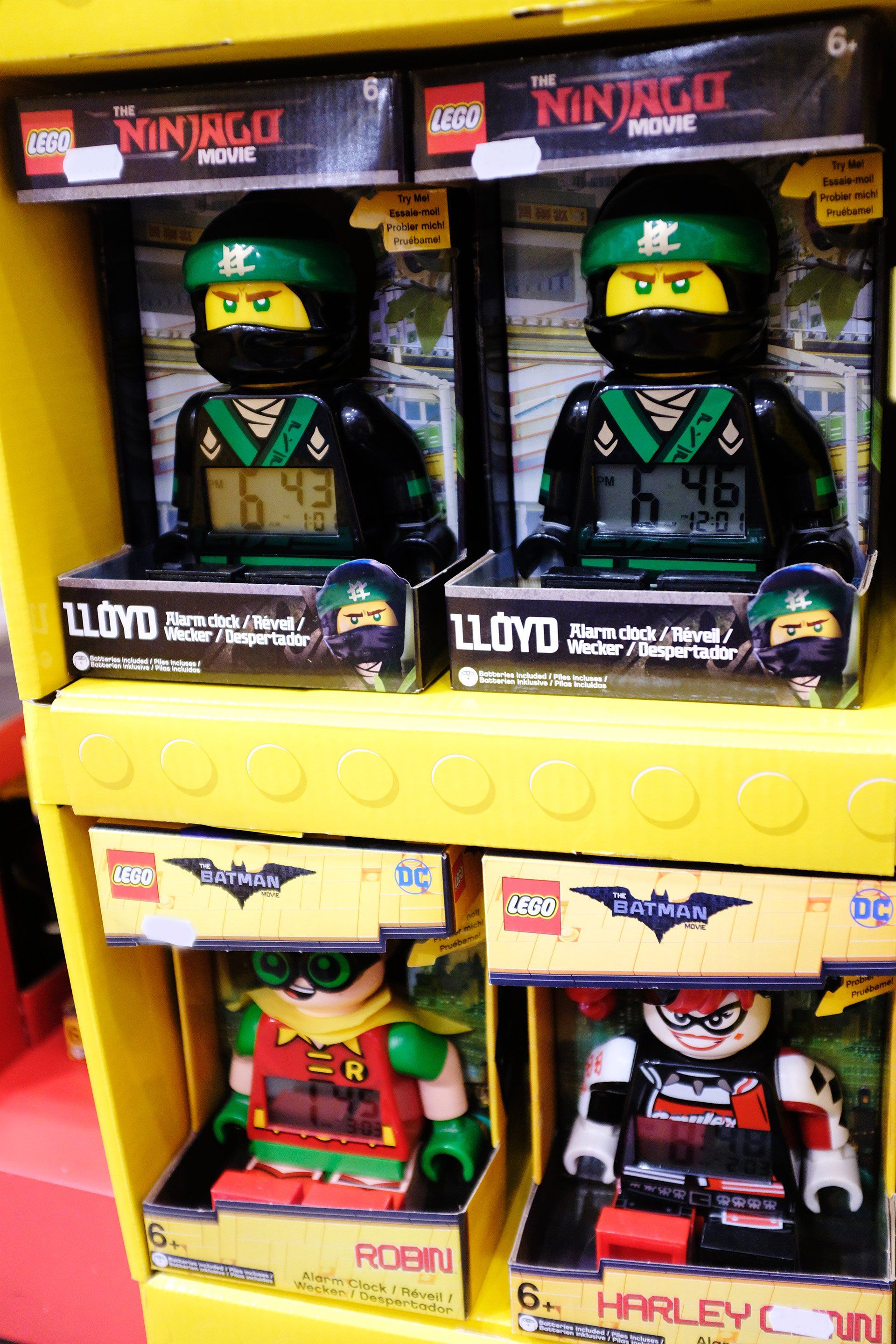 Una mostra di sveglie Lego Ninjago e Batman