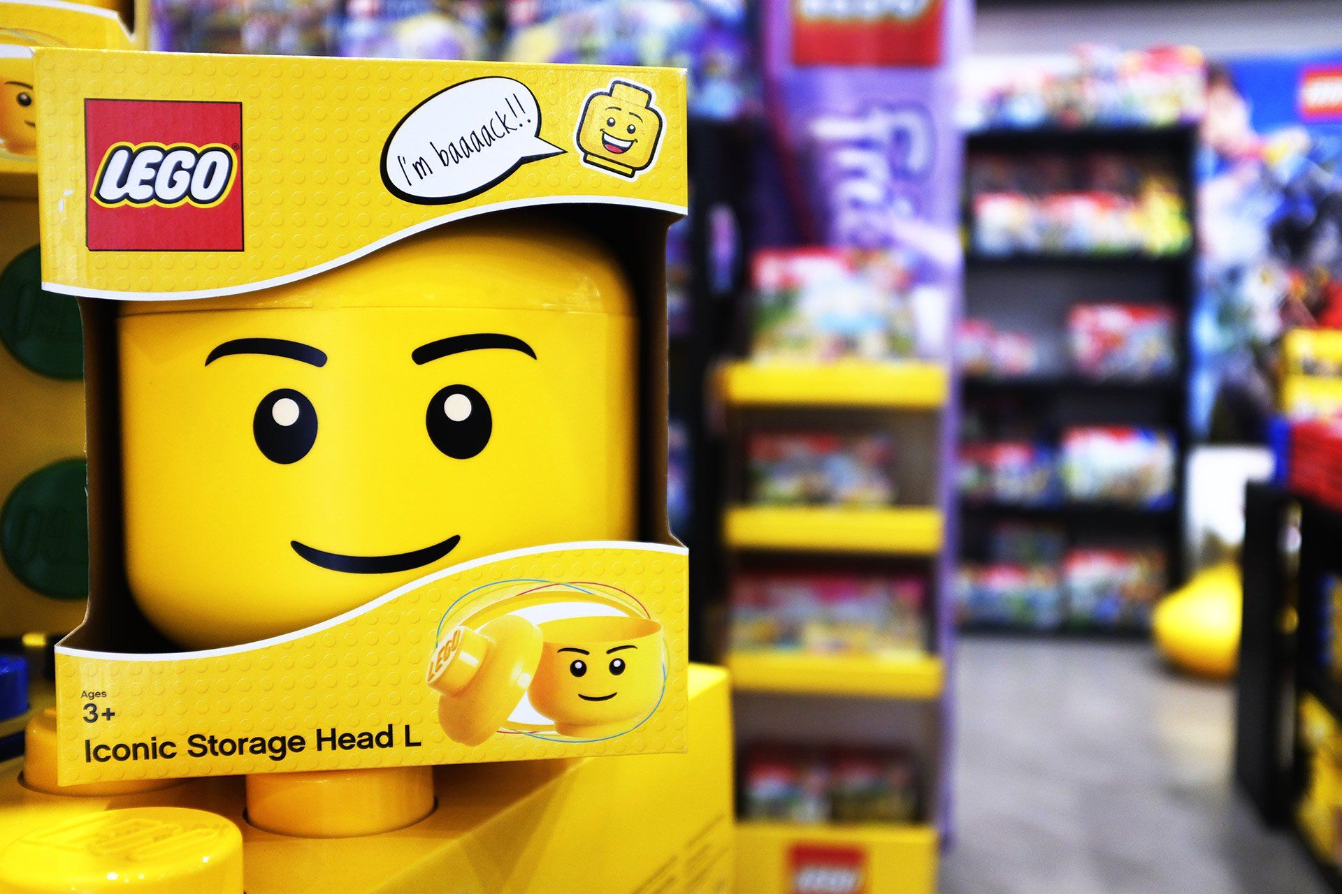 Una testa di lego gialla è esposta in un negozio