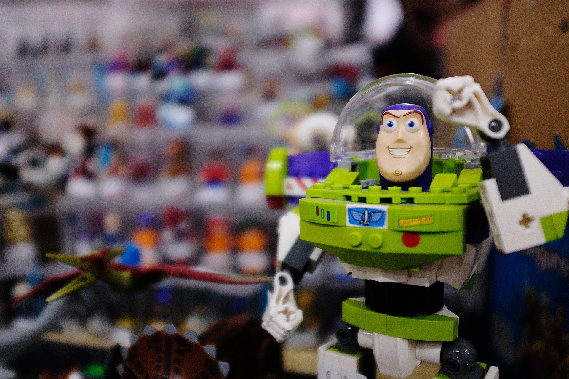 Un robot di Toy Story, Buzz Lightyear, è seduto su un tavolo.