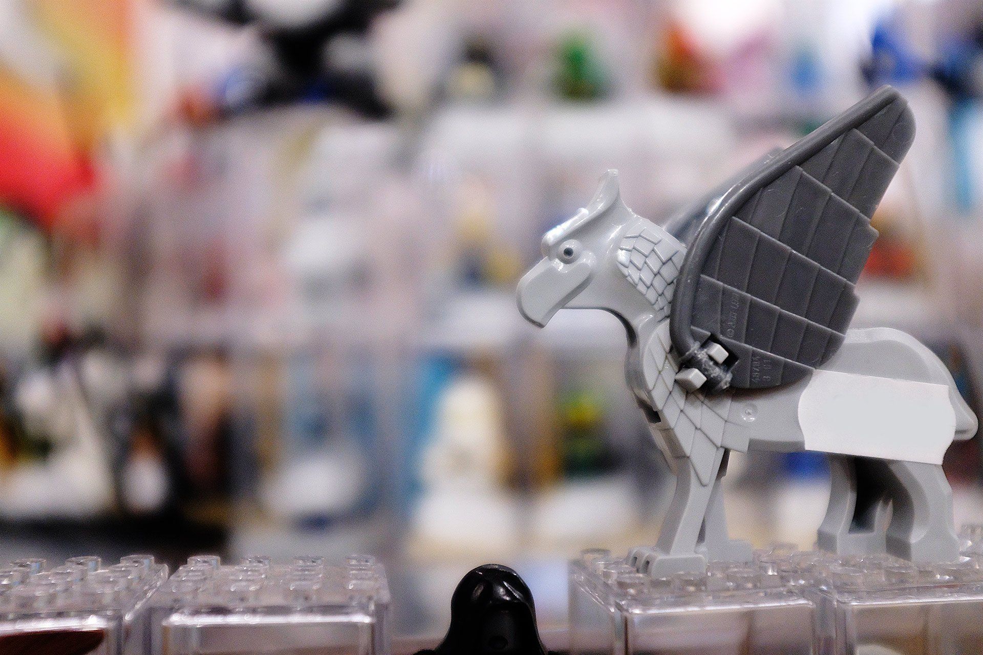 Un primo piano di una figura Lego raffigurante un cavallo con le ali.