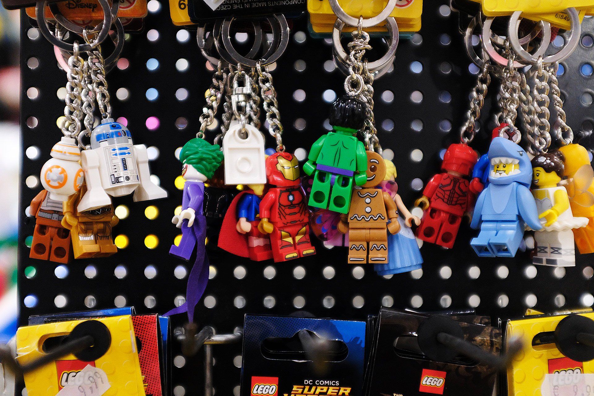 Un mucchio di portachiavi Lego sono in mostra