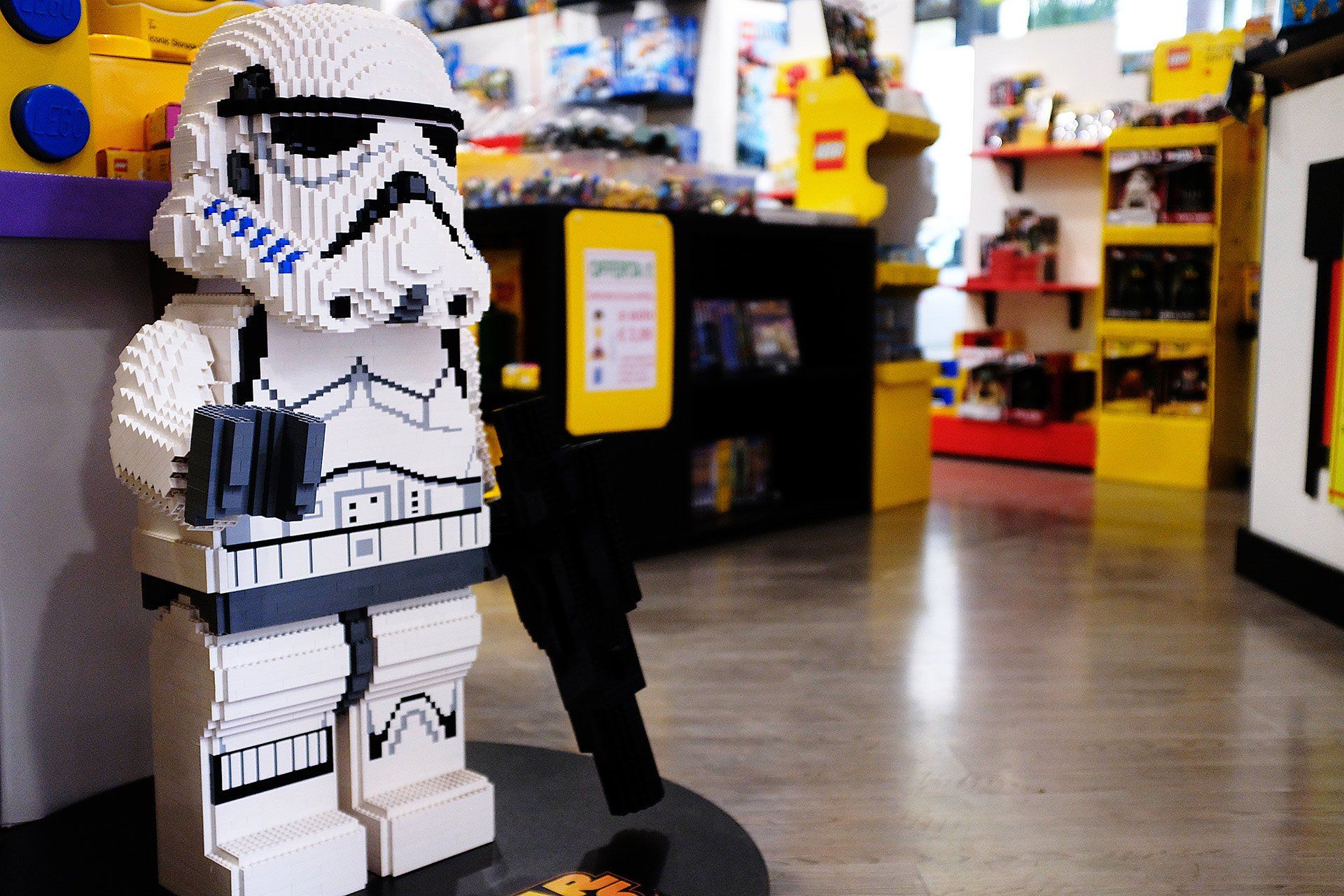 Uno stormtrooper fatto di mattoncini lego in un negozio