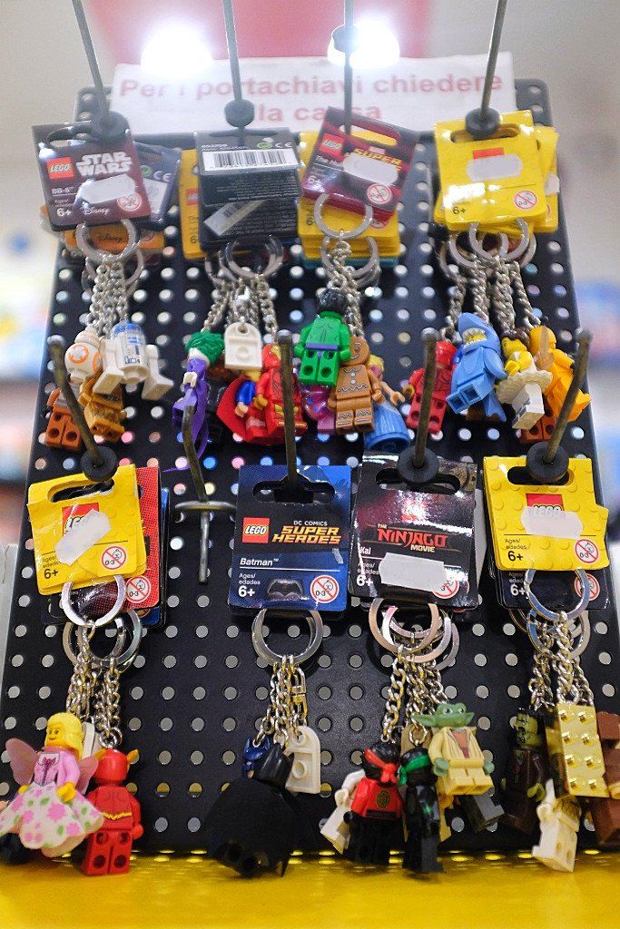 Un mucchio di portachiavi Lego sono appesi su un espositore.