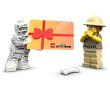 Un omino Lego tiene in mano una scatola regalo accanto a un altro omino Lego.