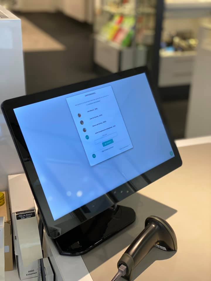 Ein Prismanote Computermonitor steht auf einer Theke neben einem Barcode-Lesegerät
