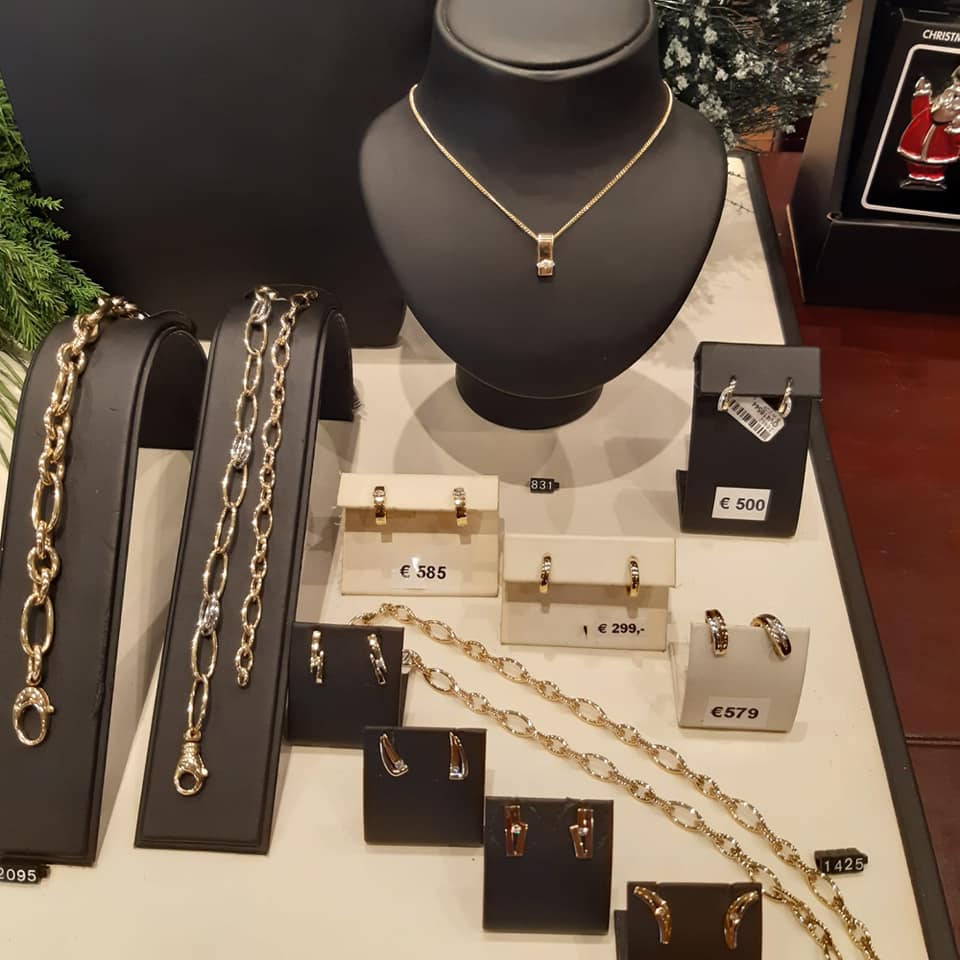 Eine Schmuckausstellung, darunter eine Halskette und Ohrringe  | Prismanote Juweliersoftware, Kasse, Shop, Warenwirtschaft