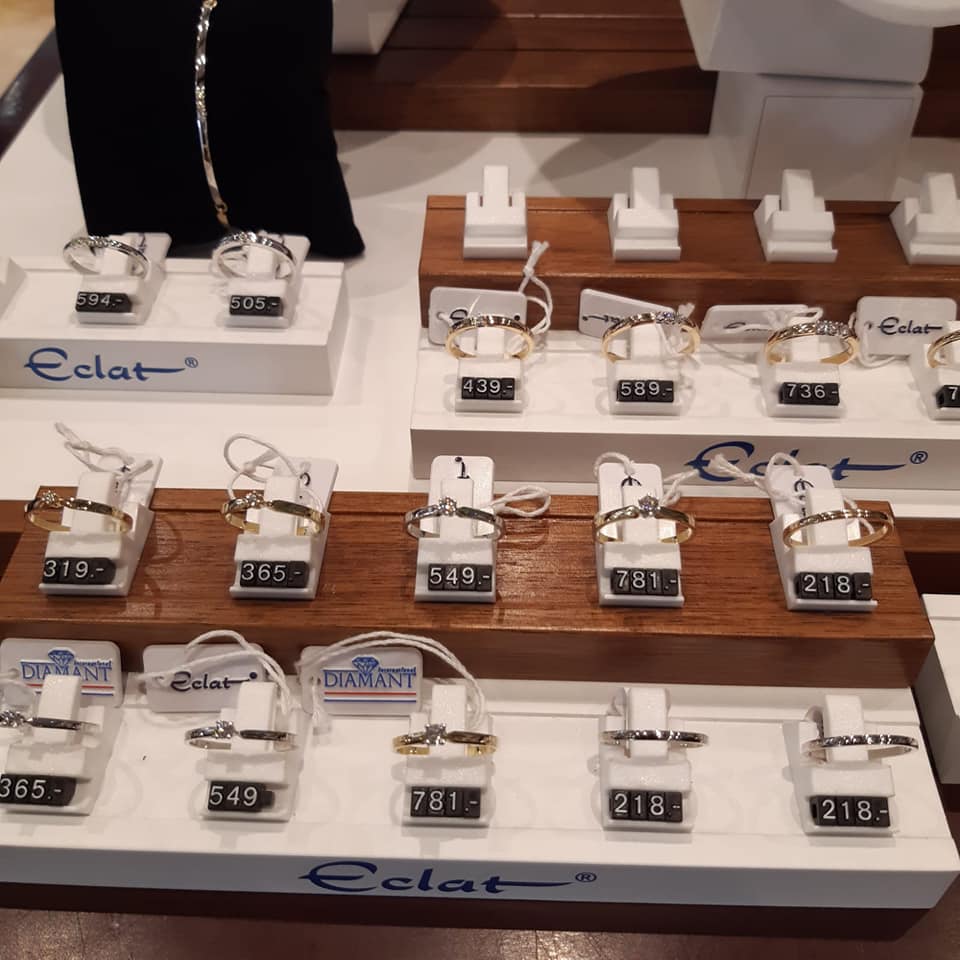 Eine Ausstellung von Eclat-Ringen in einem Geschäft  | Prismanote Juweliersoftware, Kasse, Shop, Warenwirtschaft