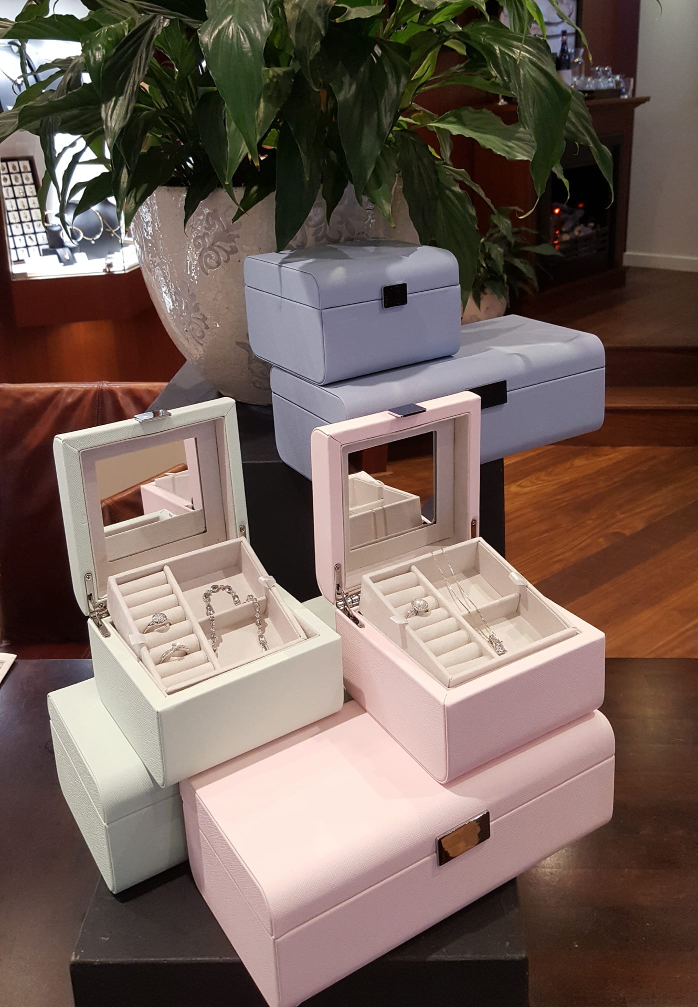 Drei Schmuckkästchen sind übereinander auf einem Tisch gestapelt  | Prismanote Juweliersoftware, Kasse, Shop, Warenwirtschaft