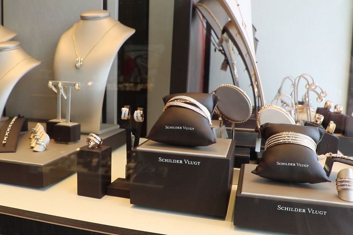 In einer Juwelierausstellung bei Prismanote Kunden Schilder-Vlugt