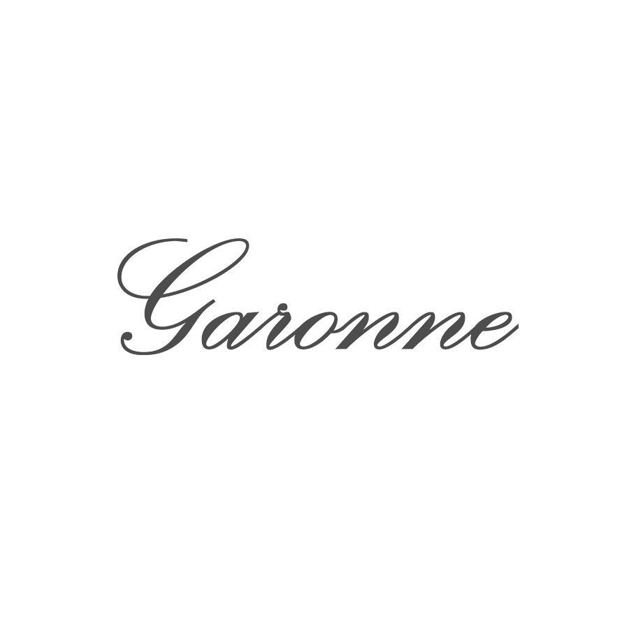 Das Wort „Garonne“ ist in Schreibschrift auf weißem Hintergrund geschrieben.