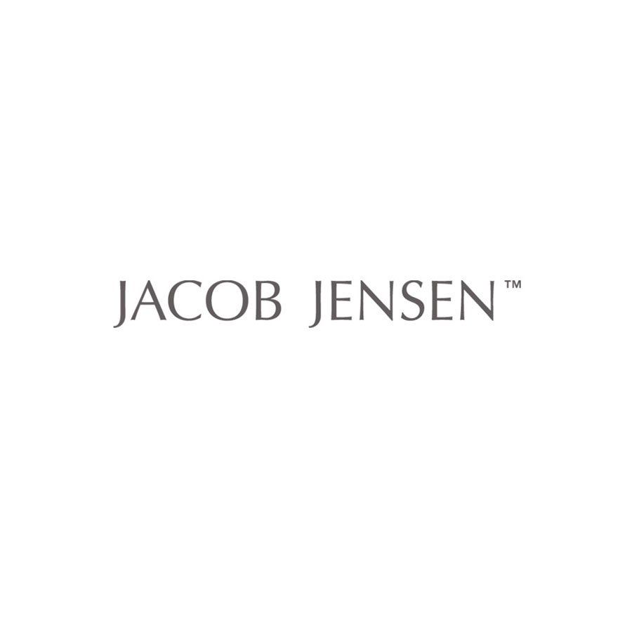 Das Logo von Jacob Jensen ist auf weißem Hintergrund.