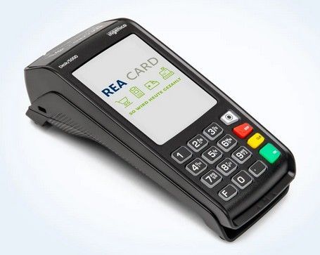 Schwarzes Kassenterminal (POS-Terminal) mit einem Display, auf dem das Logo „REA CARD“ angezeigt wird, und einer Tastatur.