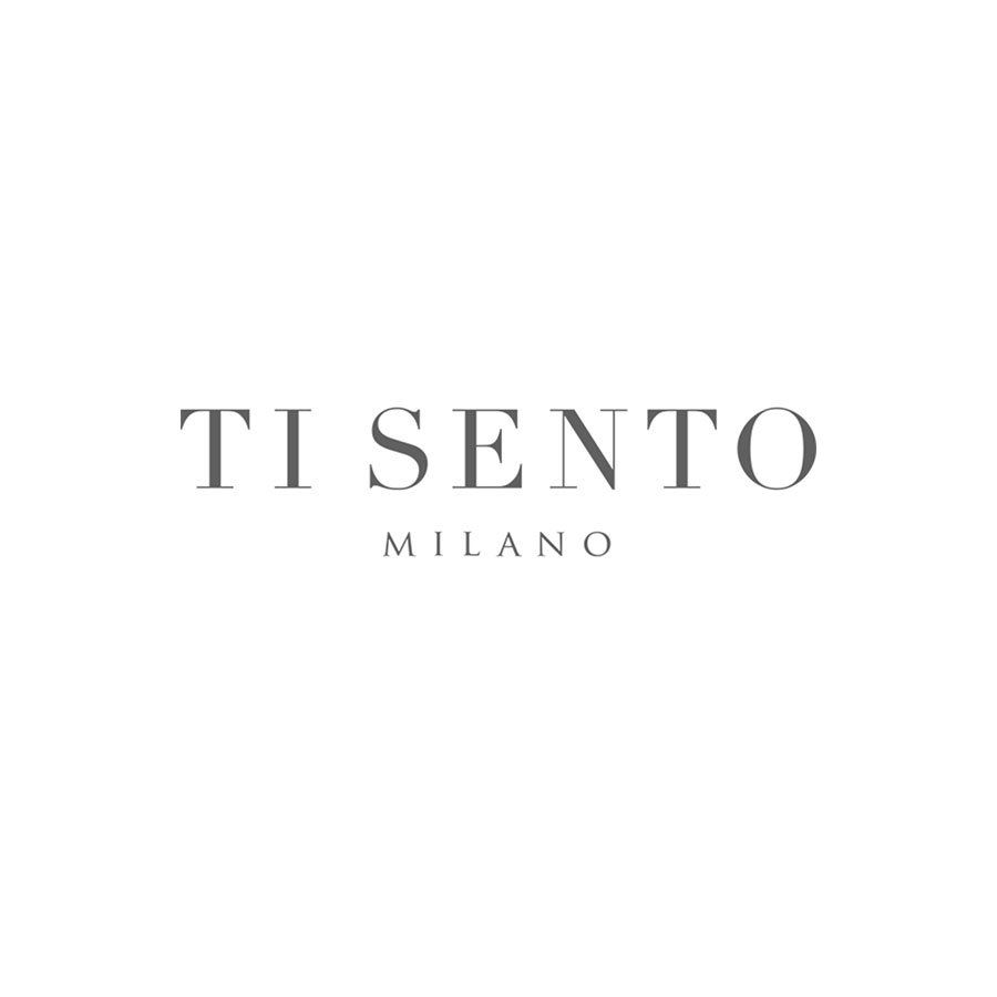 Das Logo von Ti Sento Milano ist auf weißem Hintergrund.