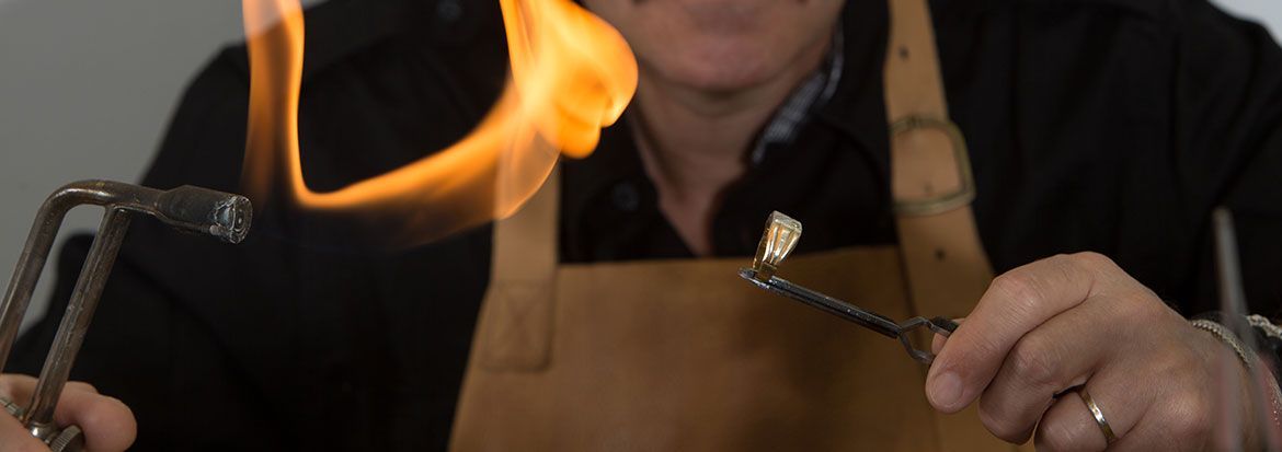 Ein Handwerker führt Reparaturen aus bei Juwelier Woudstra