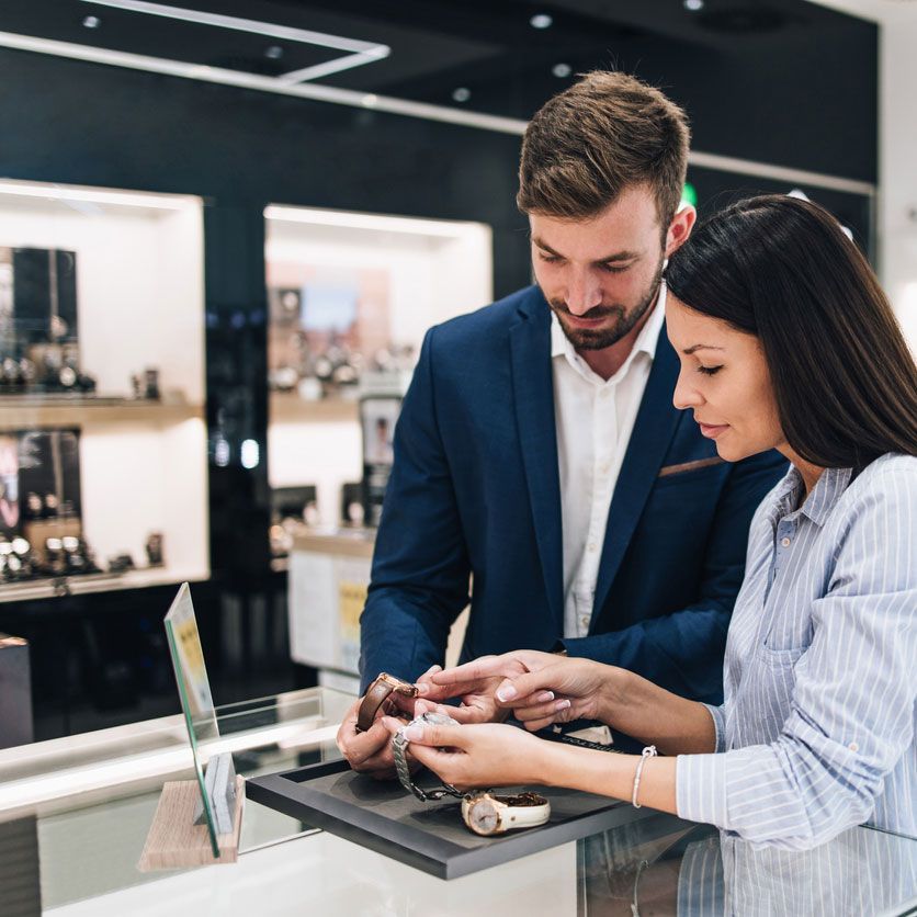 Kundenbetreuung in einem Juweliergeschäft von einem Prismanote Kunden