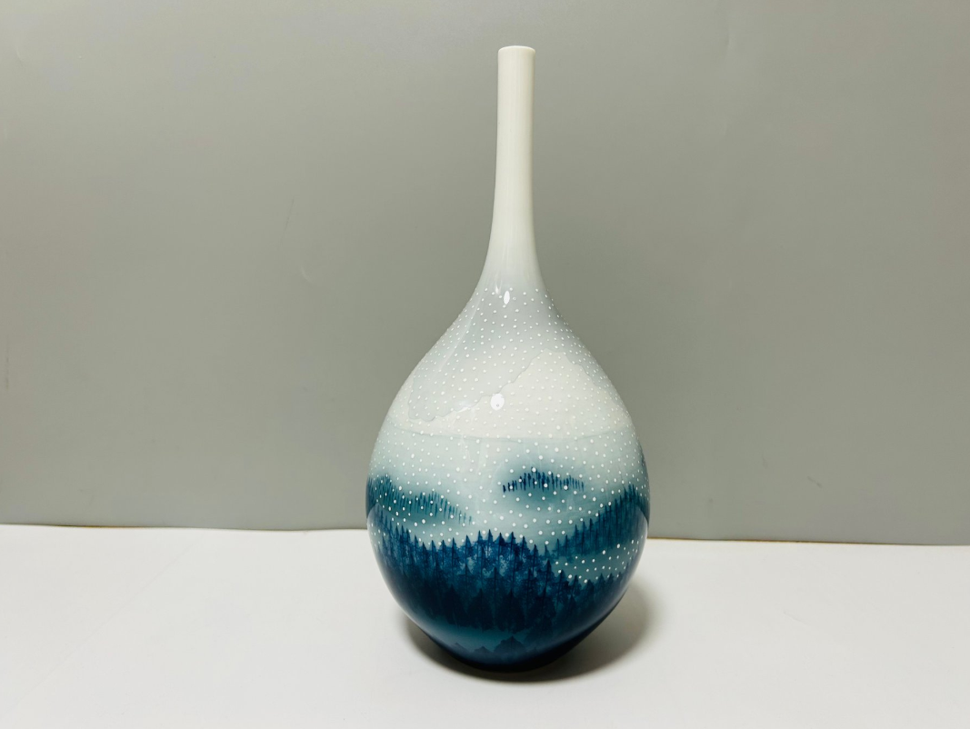 Vase / Porcelain / Japan / Hand drawn / Sea of Trees