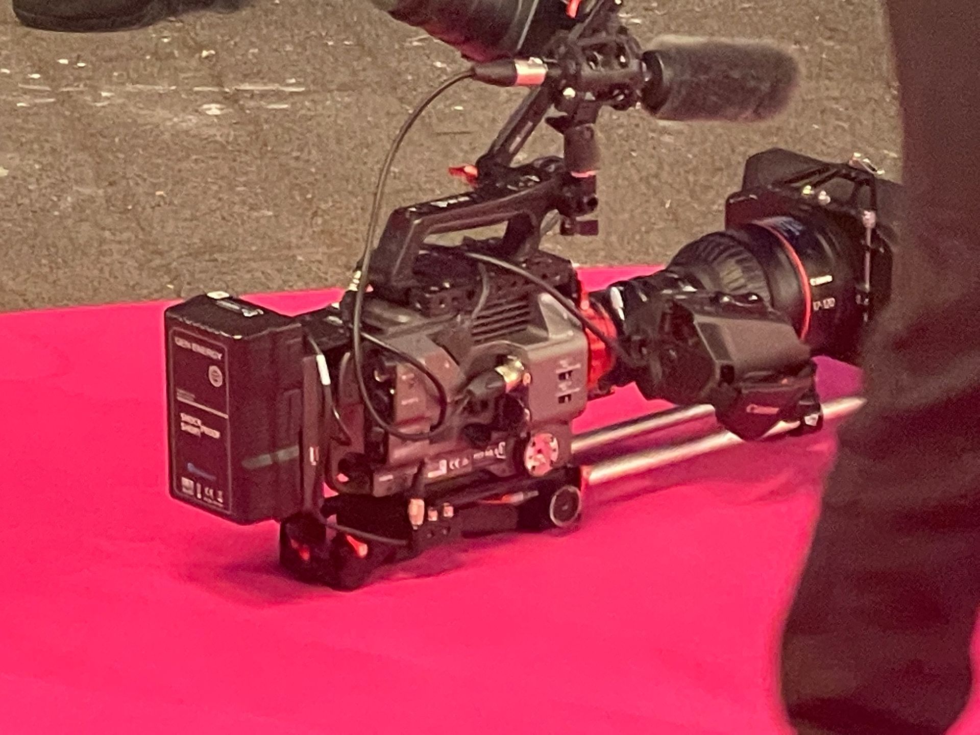Iemand staat naast een camera op de rode loper.