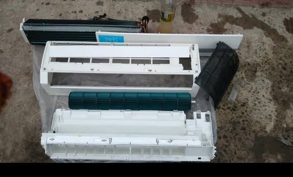 Las piezas del aire acondicionado desmontadas, incluida la carcasa, el filtro y el ventilador