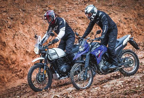 Dois motociclistas pilotando motos de trilha em um terreno lamacento fora de estrada.