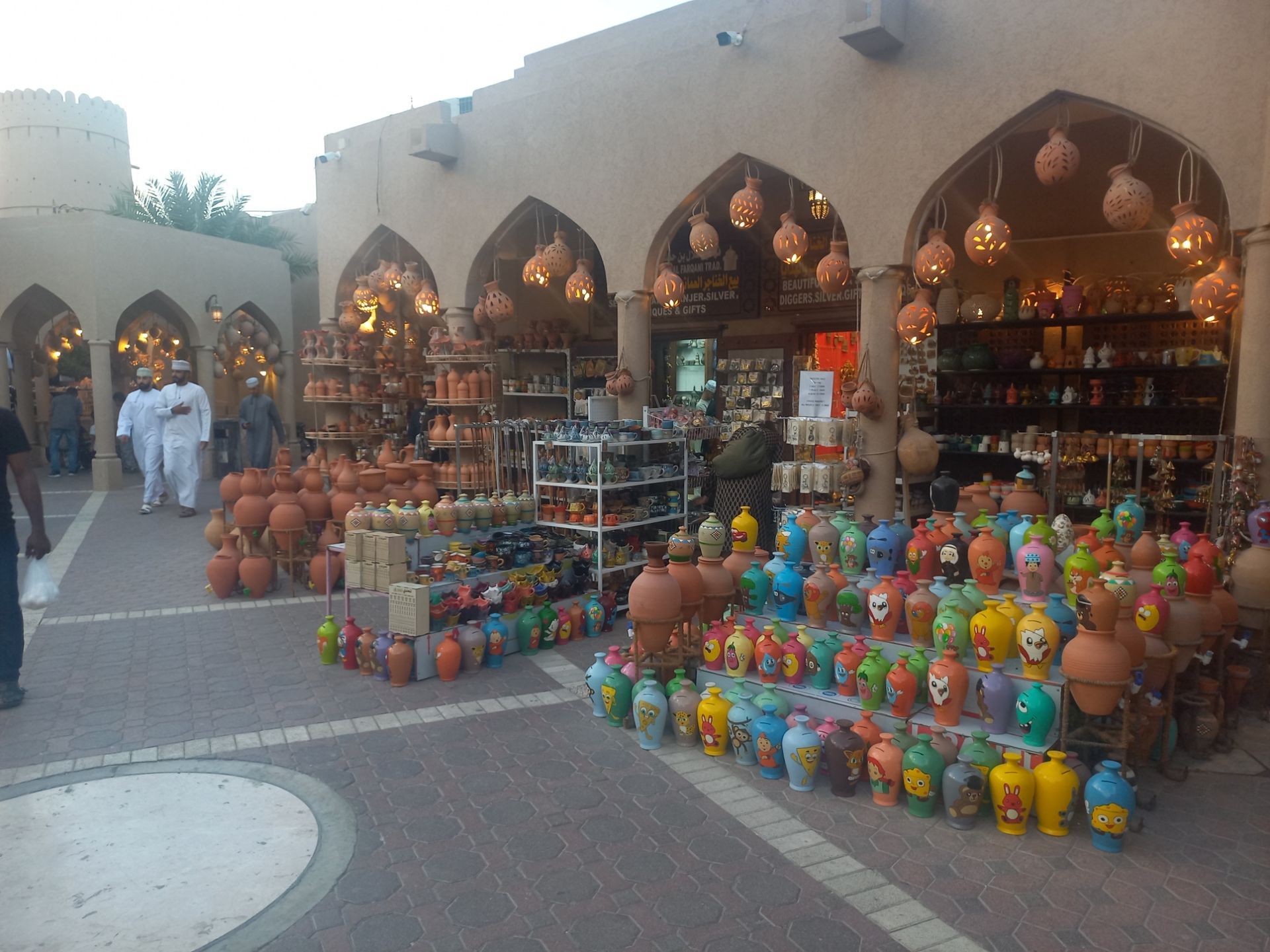 De mountainbikegroep bezoekt de historische stad Nizwa in Oman.