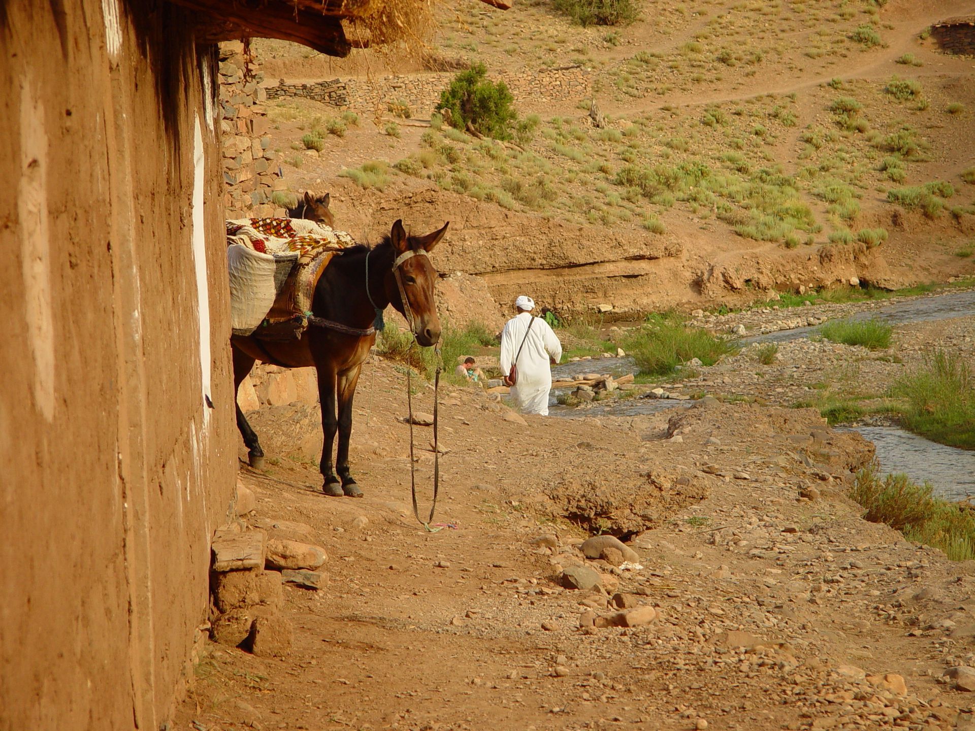 Mountainbiker rijdt door afgelegen dorpjes in de Hoge Atlas.