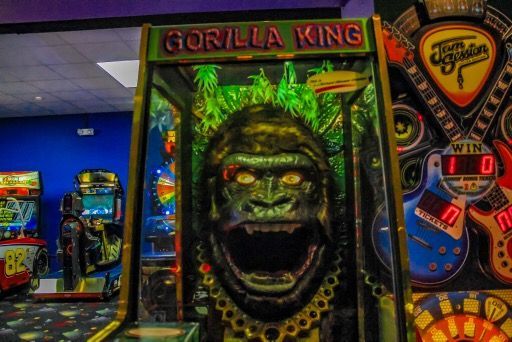 An arcade with a gorilla king game in it