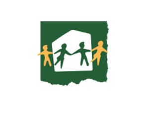 Un grupo de personas tomadas de la mano frente a una casa.