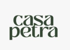Es un logotipo para una empresa llamada casa petra.