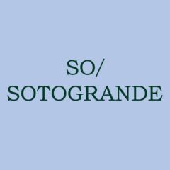 Un logotipo para so/sotogrande sobre fondo azul.