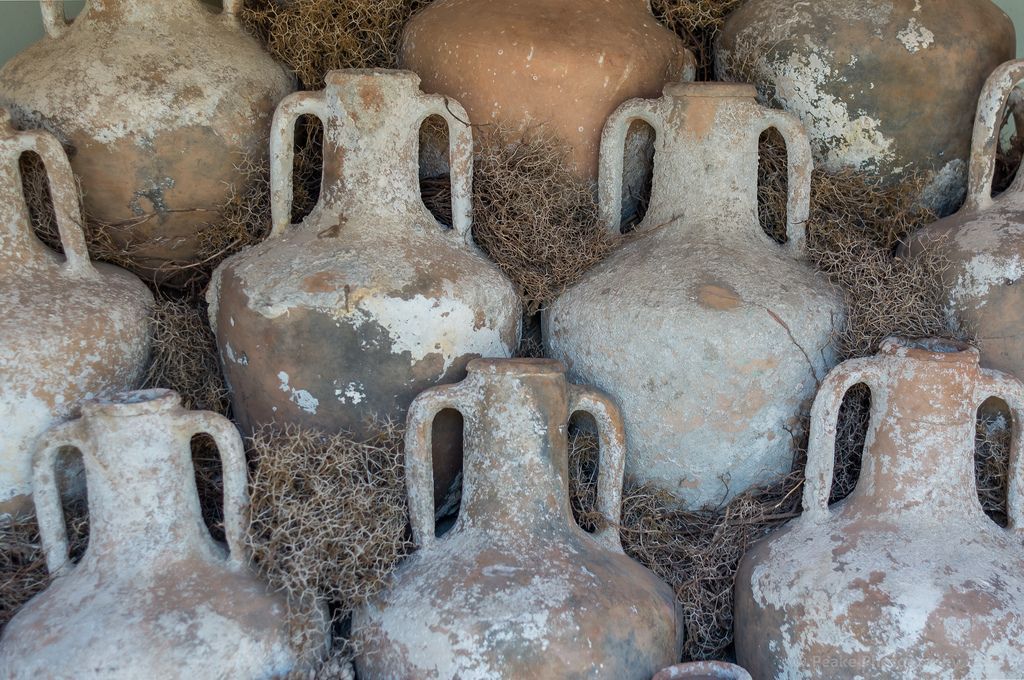 Un montón de ollas de barro están apiladas una encima de otra