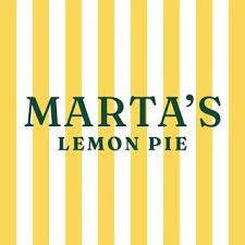 El logotipo de Marta's Lemon Pie está sobre un fondo de rayas amarillas y blancas.