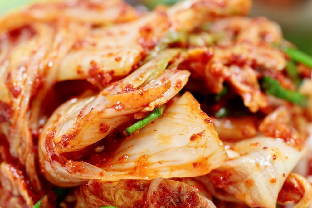 Un primer plano de un plato de comida con verduras y salsa.