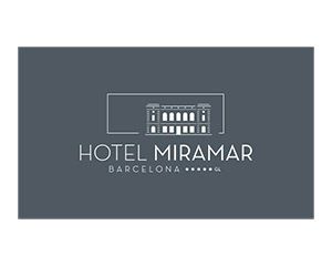 Un logotipo para un hotel en Barcelona con un edificio encima.