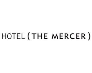 El logotipo del hotel (The Mercer) es un logotipo en blanco y negro sobre un fondo blanco.