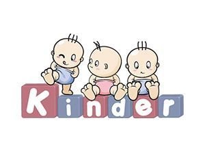 Tres bebés están sentados sobre bloques que dicen kinder.