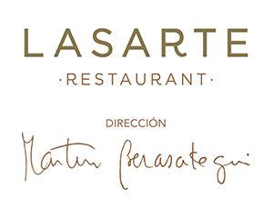 El logotipo del restaurante Lasarte está en español y tiene una firma.