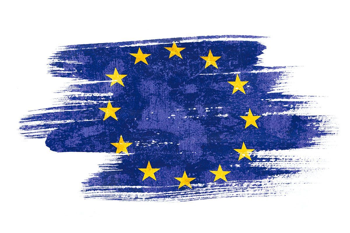 Una pincelada de la bandera de la Unión Europea sobre un fondo blanco.