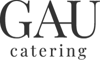 Un logotipo en blanco y negro para Gau Catering sobre un fondo blanco.