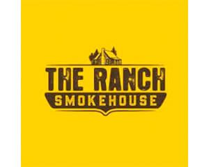 El logotipo del rancho ahumado sobre un fondo amarillo.