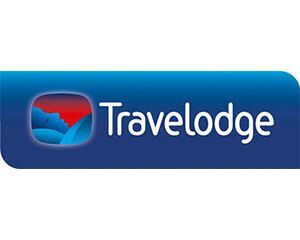 El logotipo de Travellodge es un botón azul con una montaña en el medio.
