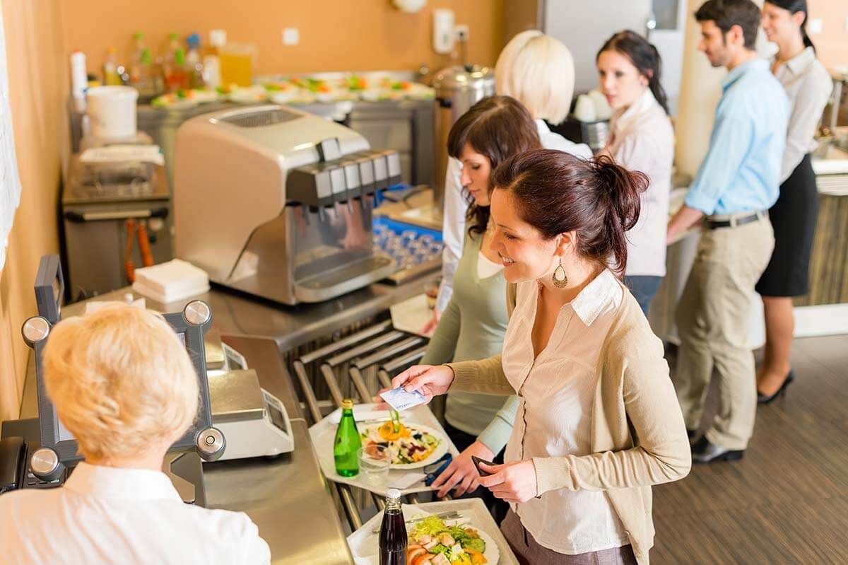 Un grupo de personas está haciendo fila en un restaurante.