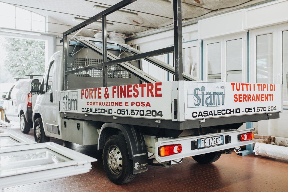 Furgone Siam per produzione serramenti ed infissi di alluminio a Casalecchio di Reno e produzione di finestre di alluminio a Bologna