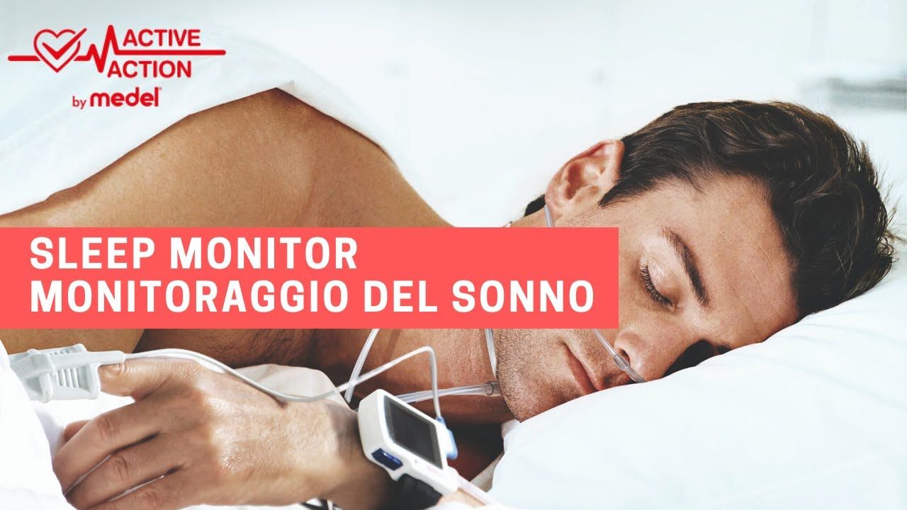 un uomo sta dormendo su un letto e tiene in mano un orologio .