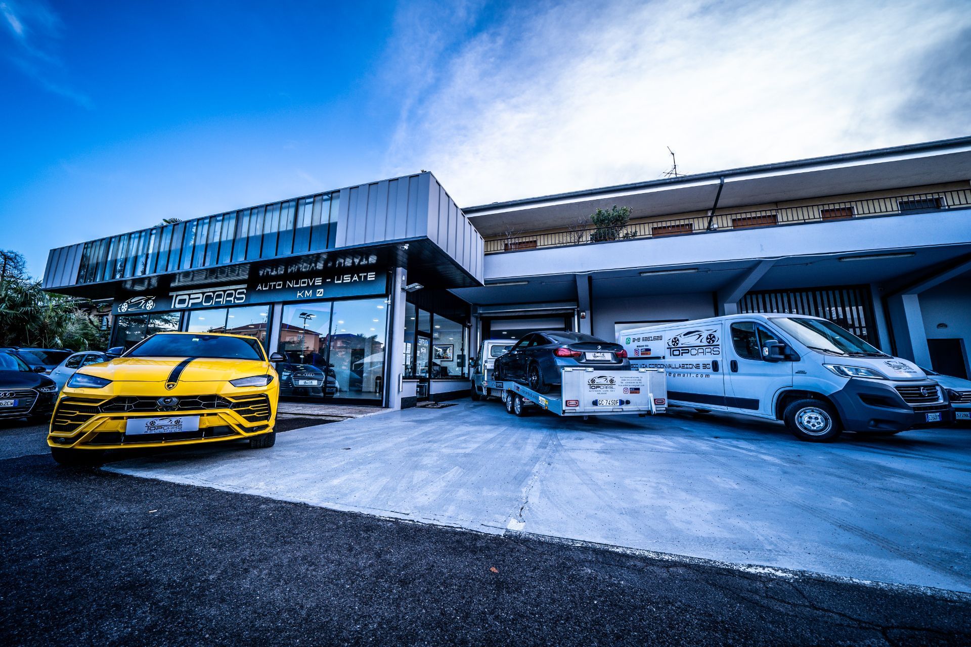 auto davanti ad una concessionaria