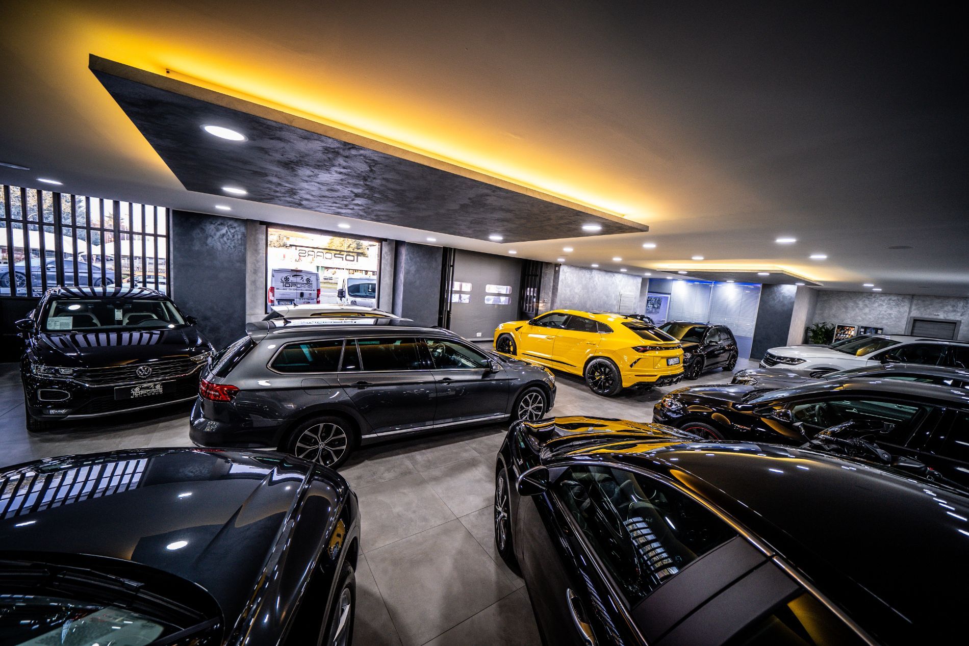 auto in concessionaria