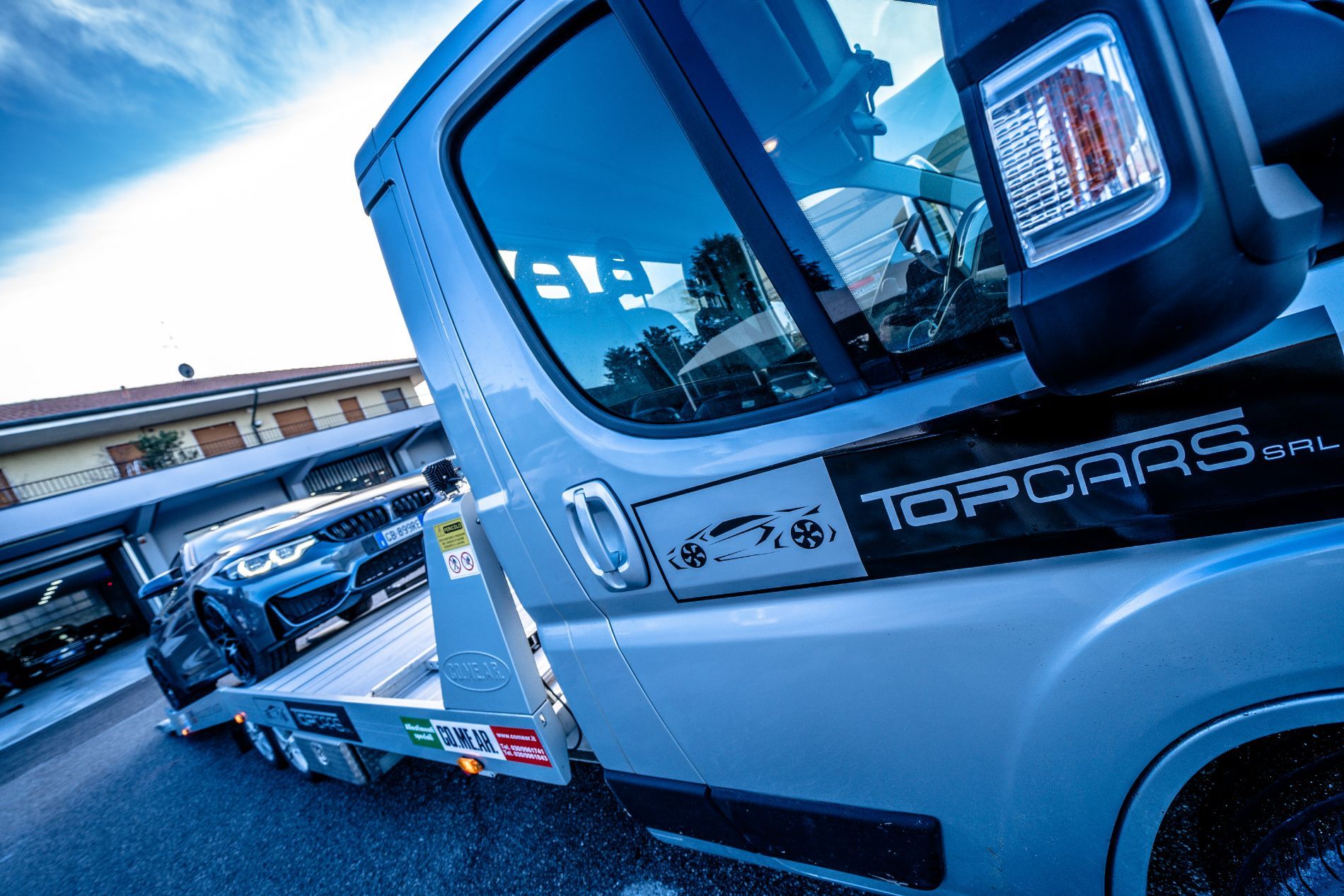 mezzo di consegna auto del salone auto Top Cars