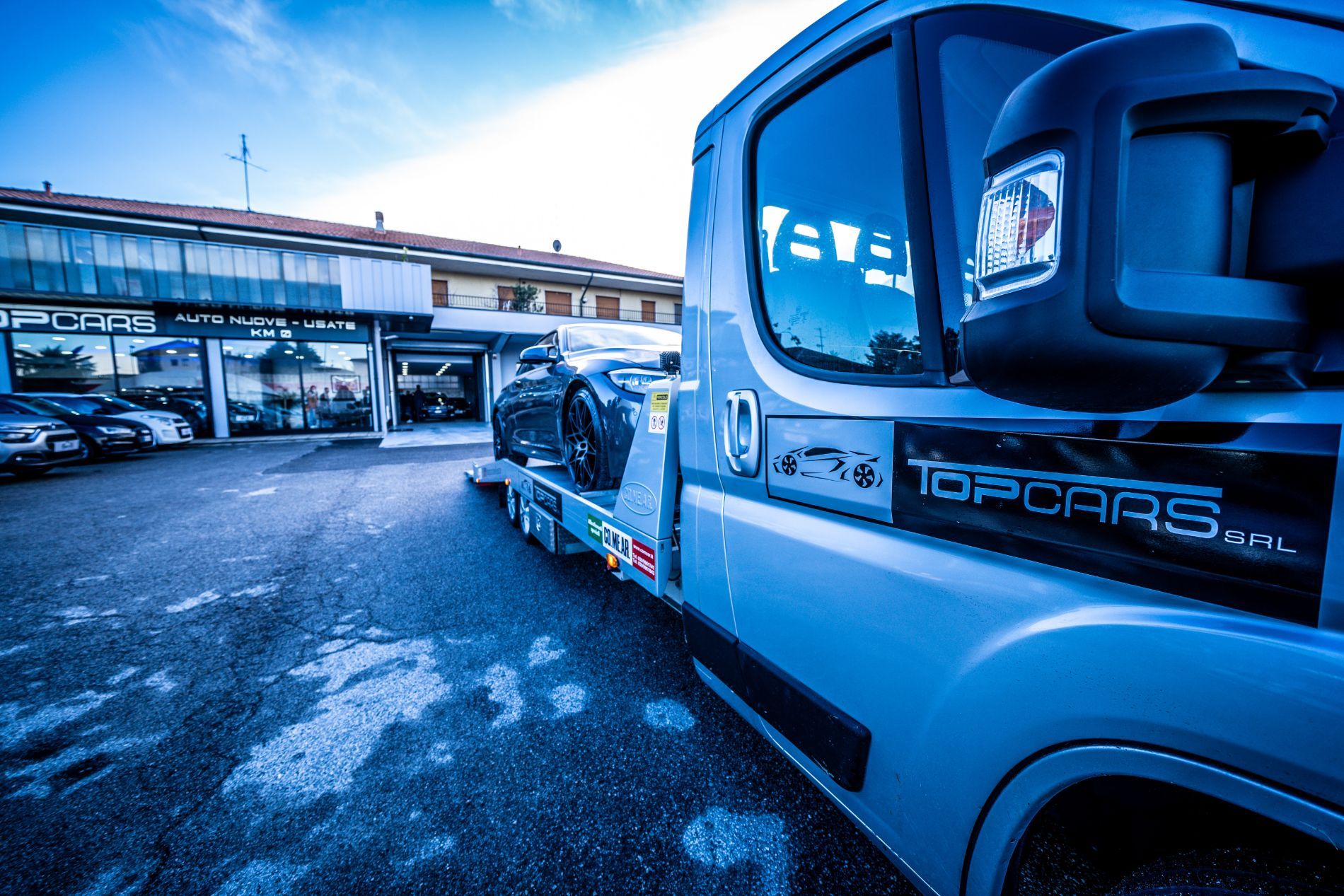 mezzo di consegna auto della concessinaria