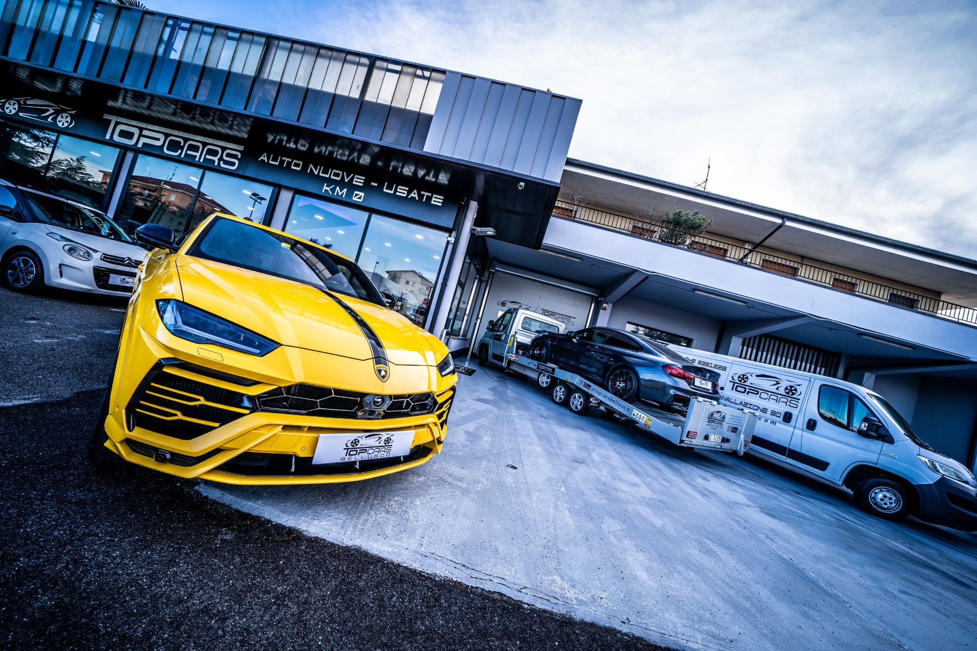 auto usate di lusso fuori dalla concessionaria